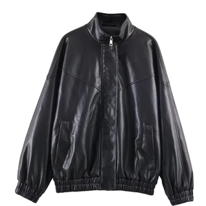 Damen Bomberjacke aus schwarzem Kunstleder mit Stehkragen und Oversized-Passform