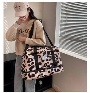 Détail du sac de voyage léopard rose montrant le compartiment chaussures et la bandoulière