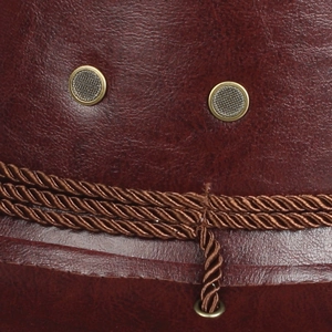 Dunkelbrauner Cowboyhut aus Kunstleder mit Metallösen und dekorativen Flechtseilen