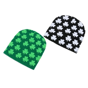 Bonnets tricotés pour la Saint-Patrick avec motifs de trèfles verts et noirs