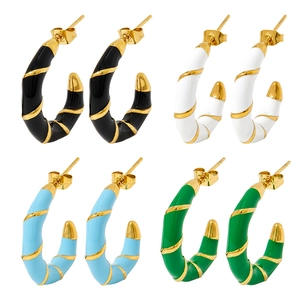 Set aus C-förmigen Emaille-Ohrringen aus vergoldetem Edelstahl mit Spiraldesign