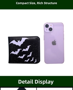 Detailansicht der kompakten schwarzen Geldbörse mit Fledermaus-Print neben Handy