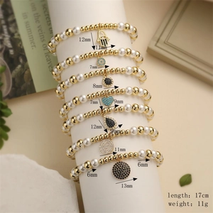 Vue détaillée d'un ensemble de bracelets perlés avec breloques dorées et zircons colorés