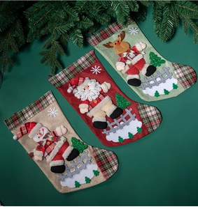 Détail de chaussettes de Noël à carreaux avec motifs 3D Père Noël, Bonhomme et Renne