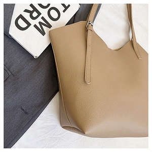 Dettaglio della borsa tote in pelle martellata color cammello con tracolla regolabile
