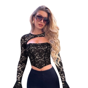 Top elegante in pizzo nero con spalla scoperta, maniche lunghe e taglio aderente
