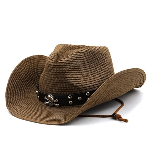 Chapeau de cow-boy en paille marron avec emblème tête de mort et lanière cloutée