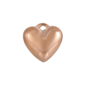 Détail macro du pendentif coeur poli en or rose avec un petit anneau d'attache