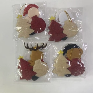 Set di quattro addobbi natalizi in peluche con Babbo Natale, renna e motivi ad albero