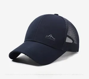 Détail de la casquette de baseball bleu marine avec maille respirante et profil latéral