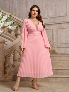 Dettaglio dell'abito rosa plissettato a maniche lunghe con elegante scollo a V e vita alta