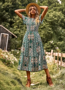 Robe longue bohème verte à imprimé floral avec volants étagés et manches courtes d'été