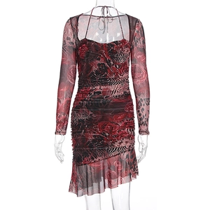Détail de la robe en maille fleurie bordeaux avec ourlet irrégulier et finitions froncées