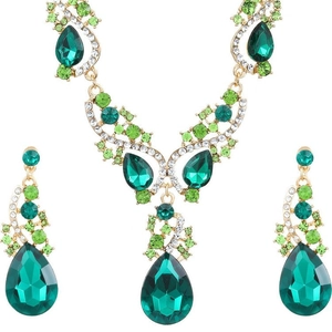Elegant gold necklace and teardrop emerald zircon earrings set for evening wear