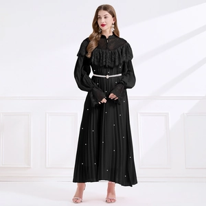 Robe élégante en dentelle noire plissée avec manches bouffantes et ceinture perlée