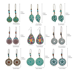 Grille détaillée montrant les dimensions des boucles d'oreilles bohèmes en bronze