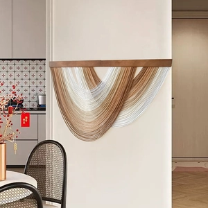 Suspension murale bohème avec design moderne en arc métallique et barre en bois brun