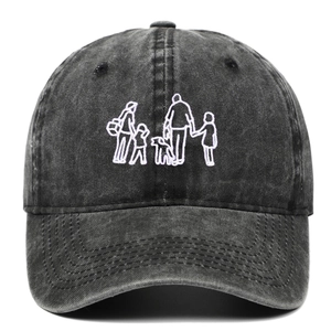 Vue détaillée de la broderie silhouette de famille sur une casquette en coton délavé noir