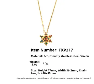 Detailweergave van de gouden sneeuwvlok hanger met gekleurde zirkoon en maten