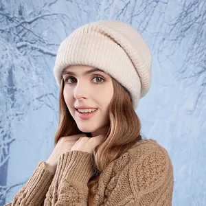 Berretto in maglia beige da donna con risvolto spesso per calore e stile invernale