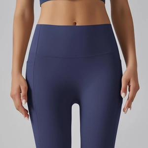Detail van donkerblauwe yoga broek met hoge taille, zijzakken en platte naden