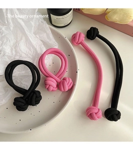 Détail d'élastiques à cheveux tressés à haute élasticité avec nœuds sphériques roses et noirs