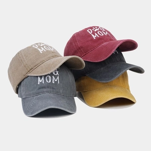 Plusieurs casquettes de baseball vintage en coton délavé avec broderie Dog Mom colorée