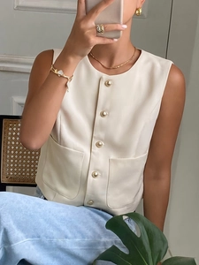 Taillierte cremeweiße Weste mit Goldknöpfen und Taschen in einem schicken Spiegel-Selfie
