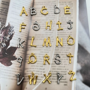 Set aus 26 Alphabet-Anhängern in Gold und Silber mit handgezeichneter Textur