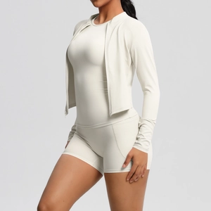 Détail d'un ensemble de yoga haute élasticité montrant la texture de la veste et du short