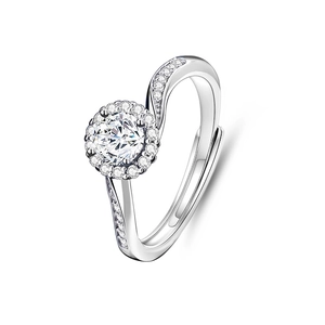 Détail macro d'une bague en argent S925 moissanite avec anneau torsadé et petits diamants