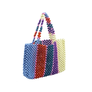 Sac à main artisanal en perles colorées avec rayures arc-en-ciel vue à 45 degrés