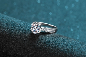 Makro-Detail eines 925er Silber 2ct Moissanit-Rings mit Sechs-Klauen-Fassung und Akzenten
