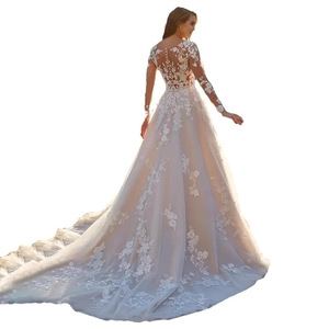 Robe de mariée blanche à col en V, manches longues et traîne en dentelle illusion