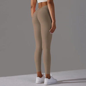 Détail du legging de yoga taille haute avec effet push-up en tissu stretch marron mat