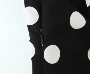 Détail de la fermeture éclair invisible sur le haut licou à pois noirs et blancs
