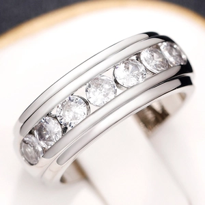 Anillo de lujo para hombre en plata con circonitas redondas engastadas en carril