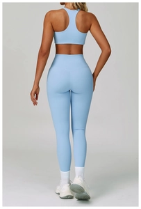 Dettaglio del reggiseno sportivo azzurro con vogatore e leggings a vita alta modellanti