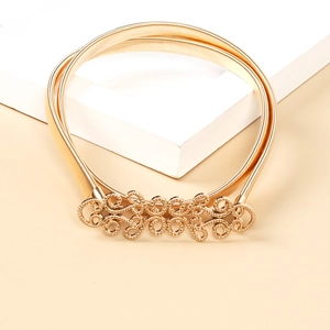 Detailaufnahme des goldenen elastischen Federgürtels mit verzierter Metallschnalle