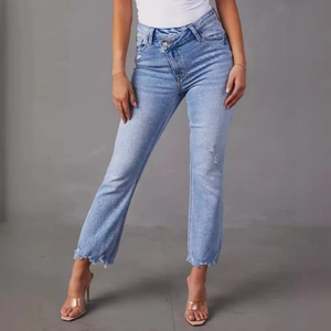 Jeans larghi azzurri da donna con vita incrociata particolare e dettagli in denim usurato