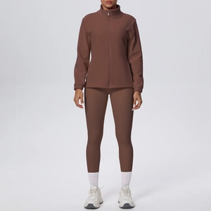 Vista frontale del completo sportivo marrone con giacca in pile e leggings yoga a vita alta