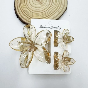 Nahaufnahme von Bernstein-Haarklammern-Set mit eleganten Goldseiden-Texturen im Design