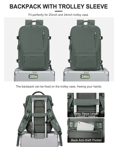 Vista detallada de la mochila de viaje verde oscuro con funda para carrito y bolsillo antirrobo.