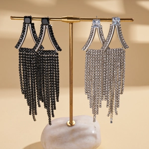 Élégantes boucles d'oreilles géométriques à glands en strass noir et argent sur support