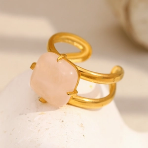 Détail de la bague plaquée or 18 carats avec pierre rose carrée sur pierre blanche