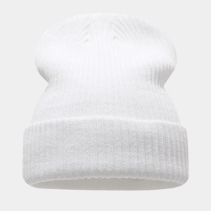 Détail du bonnet en maille côtelée blanche avec revers pour la chaleur hivernale