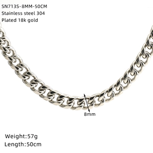 Détail d'une chaîne à maillons polis de 8 mm en acier inoxydable avec placage d'or 18k
