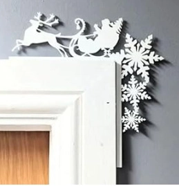 Vue détaillée de la décoration de porte en métal blanc avec Père Noël et flocons de neige