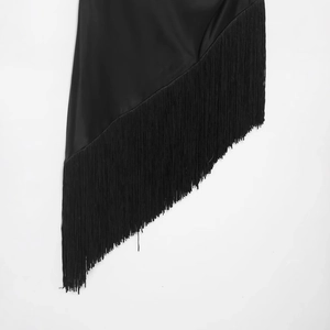 Haut long élégant noir texture soie avec des franges denses et pampilles de côté