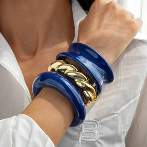 Ensemble de 3 pièces avec bracelets en résine bleu foncé et un jonc doré torsadé